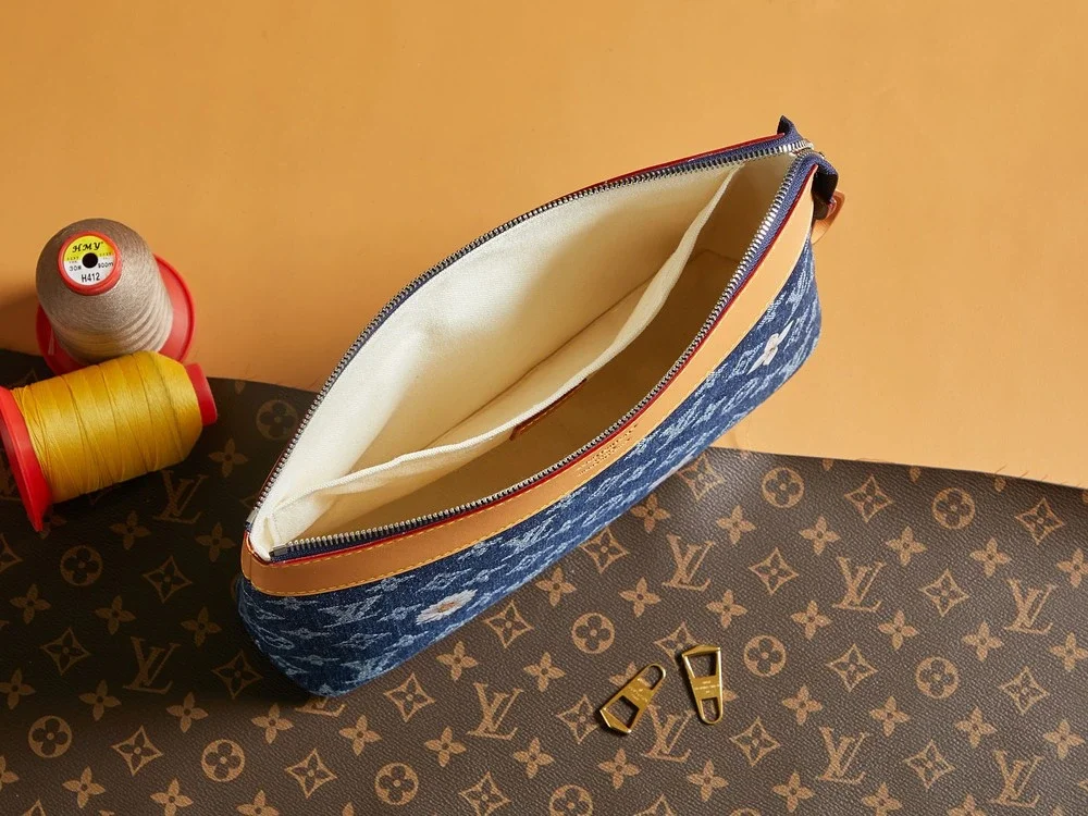 LOUIS VUITTON. dimensions 30